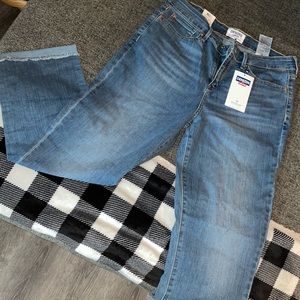 DENIZEN LEVI’S Mid Rise Boyfriend Jean 👖 Brand New with Tags Attached SIZE 14
